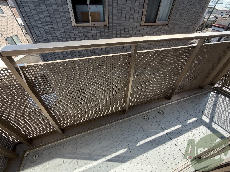 バルコニー　バルコニーが付いているので晴れた日は洗濯物が沢山干せますね。