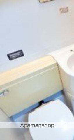 ＪＲ東海道本線 戸塚駅 バス乗車時間：10分 最寄りバス停で下車 徒歩1分 3階建 築42年のトイレ写真