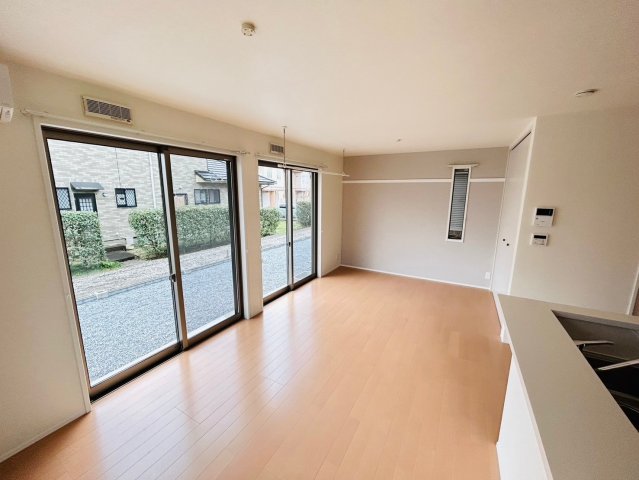 居室・リビング　退去前のため同形の別部屋の写真です