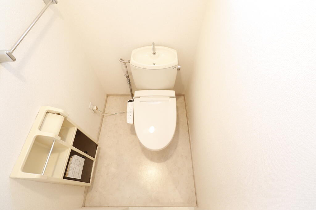 トイレ　温水洗浄暖房便座付きトイレです♪