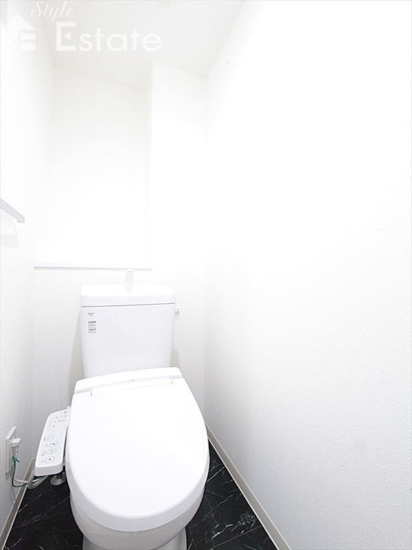 地下鉄名港線 六番町駅 徒歩5分 9階建 築8年のトイレ写真