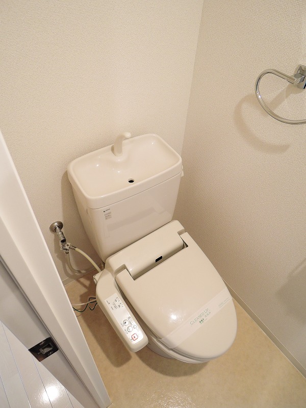 トイレ　●　温水洗浄機能付き