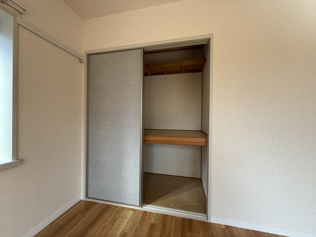 収納　南面洋室には1間の押入れがあります！！