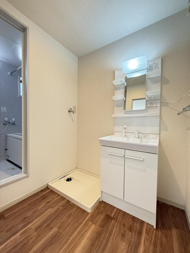 洗面設備　独立洗面所にはシャワー付洗面台完備！！