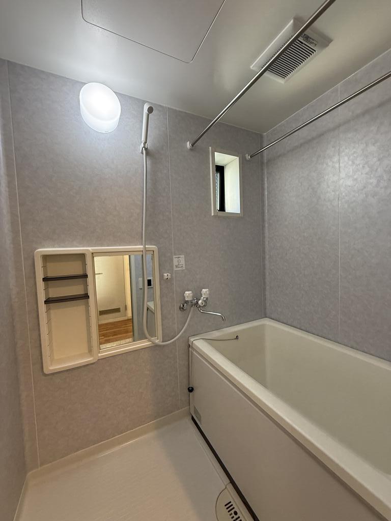 バス・シャワールーム　追焚給湯も可能な浴室には窓もあります！！