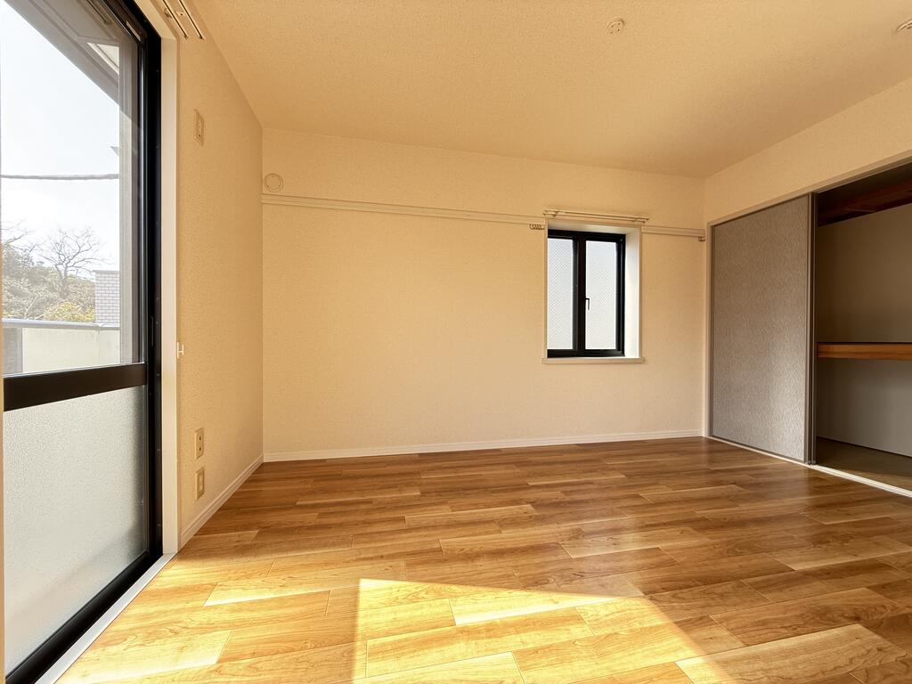 その他部屋・スペース　リビング横の洋室は2面採光でバルコニーにも出れます！