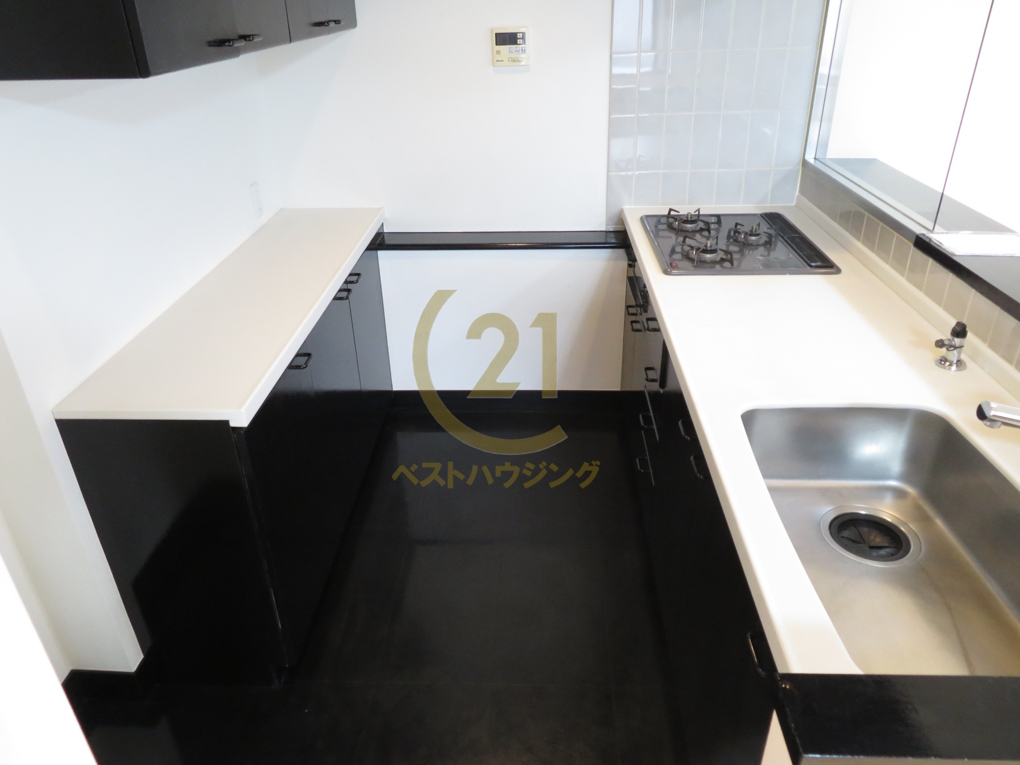 キッチン　黒と白のコントラストが引き立つキッチン