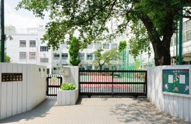 小学校　新宿区立江戸川小学校（小学校）まで268m