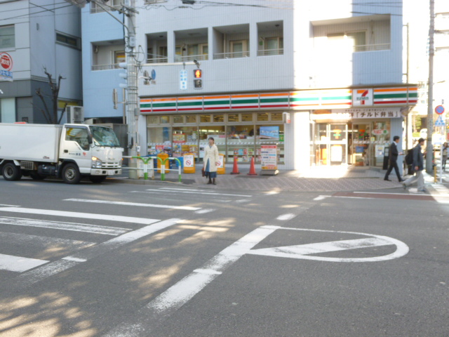 コンビニ　セブンイレブン（コンビニ）まで369m