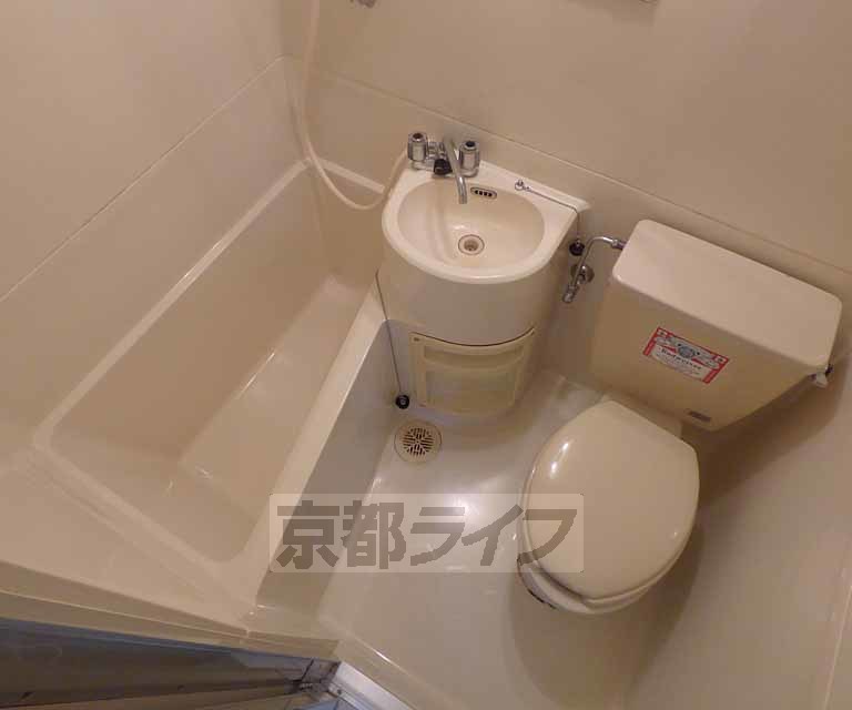 バス・シャワールーム　ユニットバスでシンプルかつお手入れしやすいお風呂です。