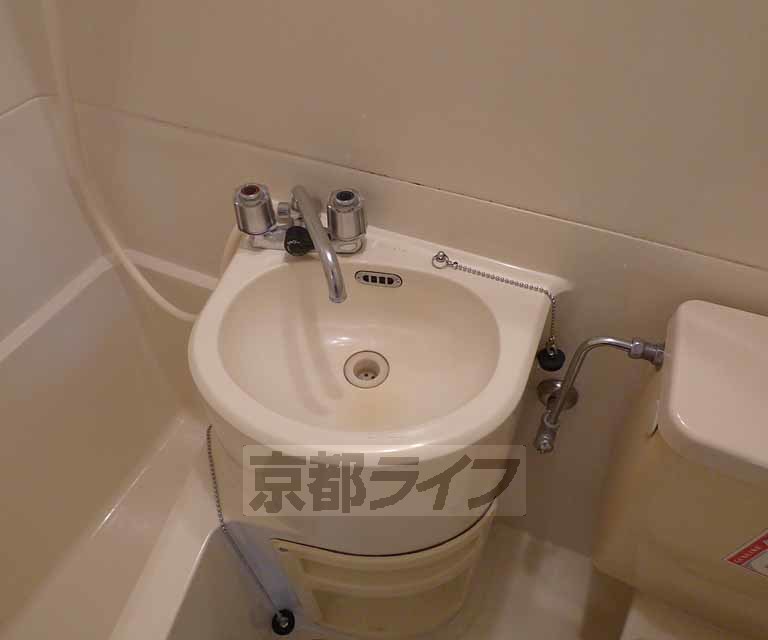 洗面設備　ユニットバスで洗面台もコンパクトに確保しています。