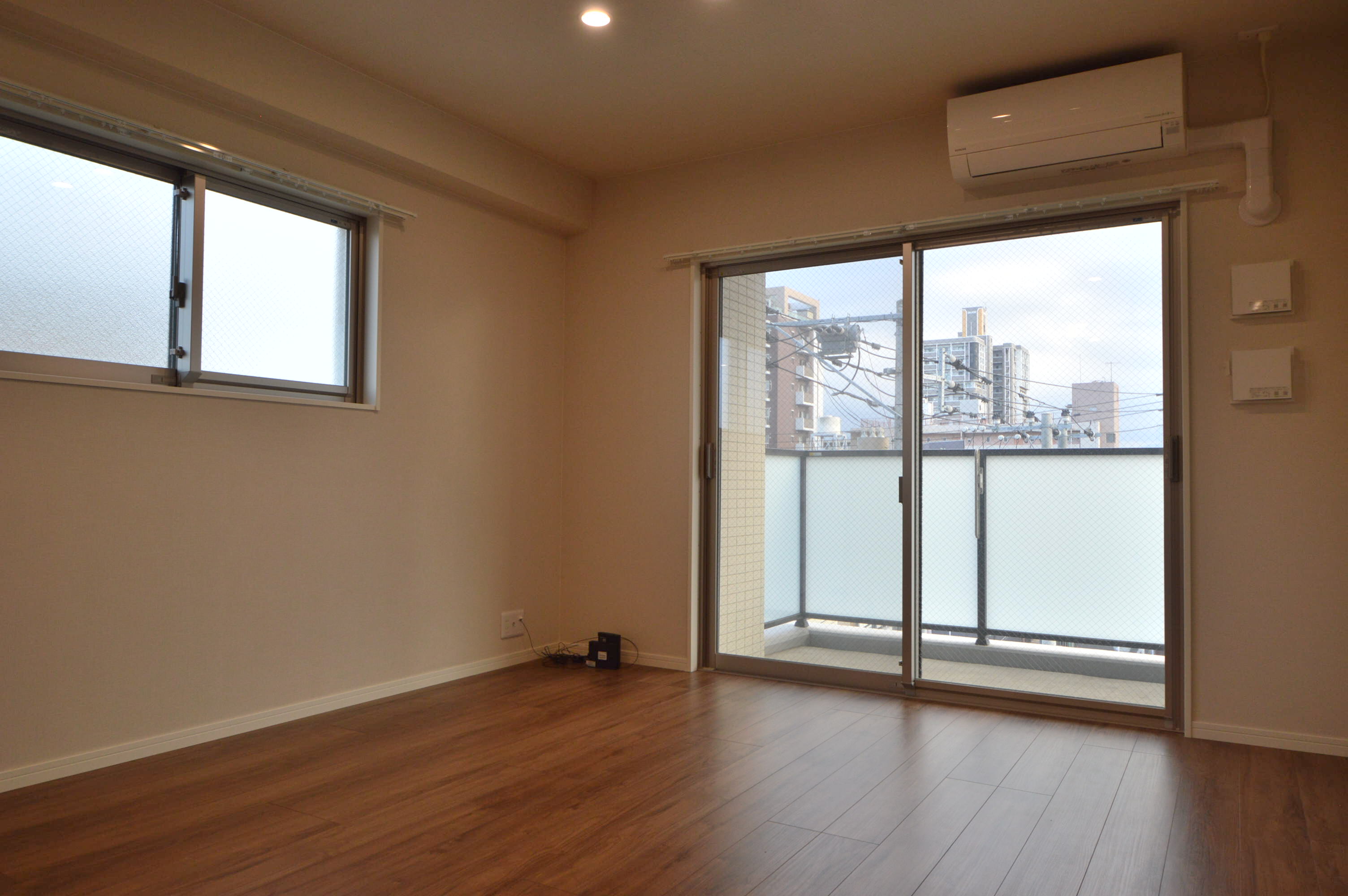 居室・リビング　開放感のある大きな窓です