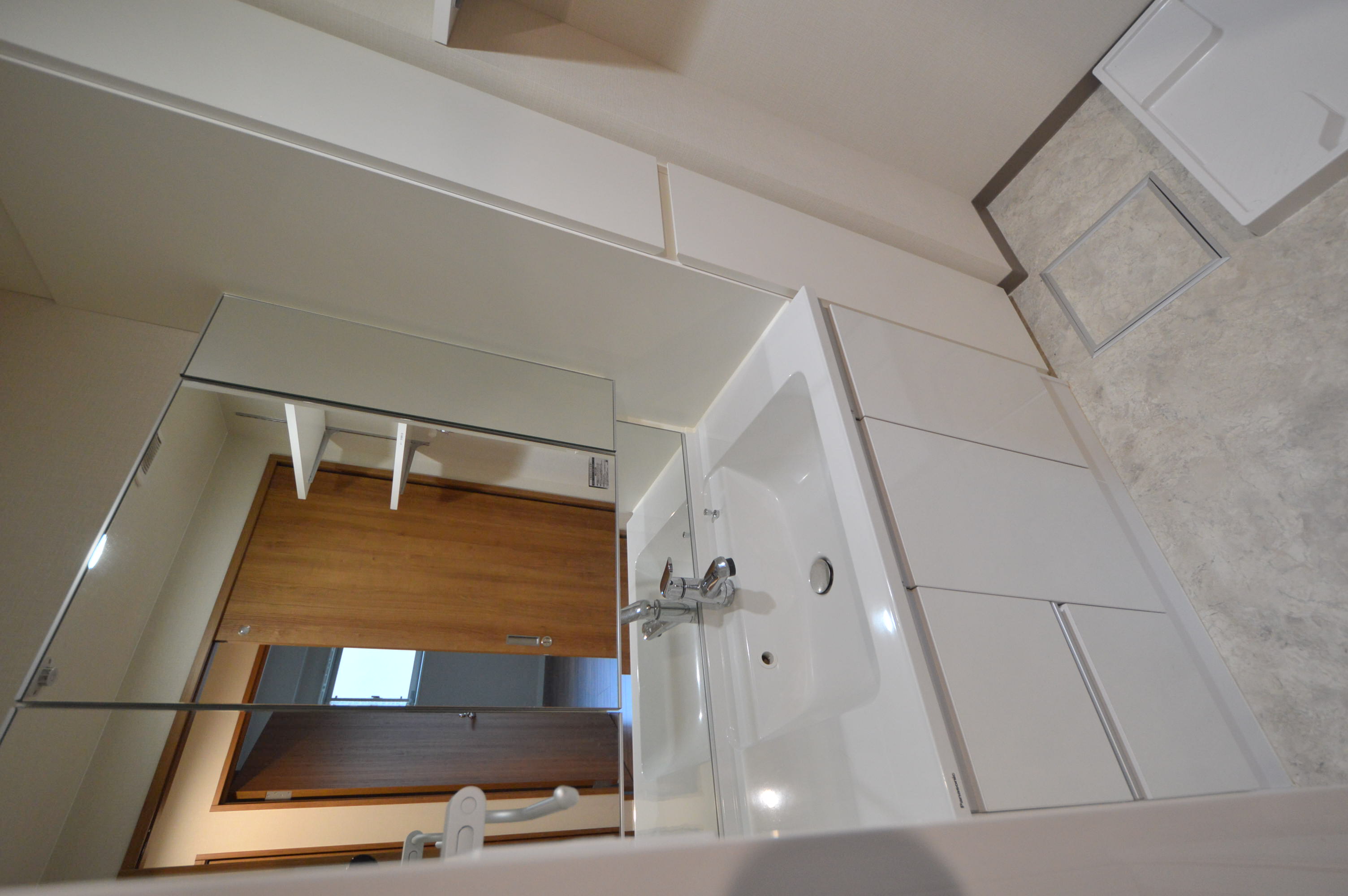 洗面設備　収納多い洗面です