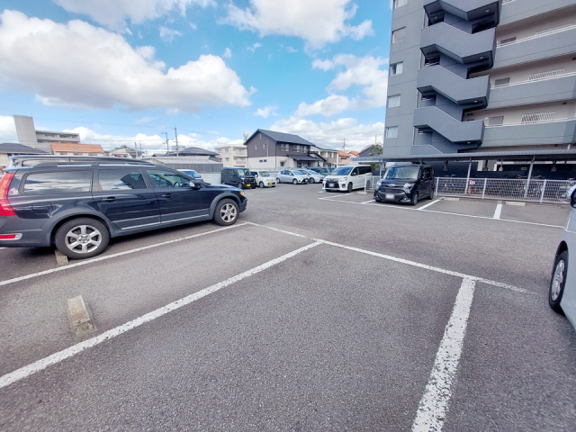 【ナチュラルリーフ松山の駐車場】