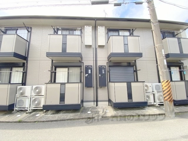 枚方市渚本町のアパートの建物外観