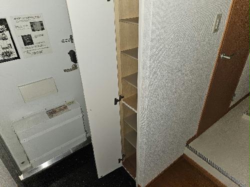 玄関　備品や設備仕様は号室により異なります。現地をご確認下さい。