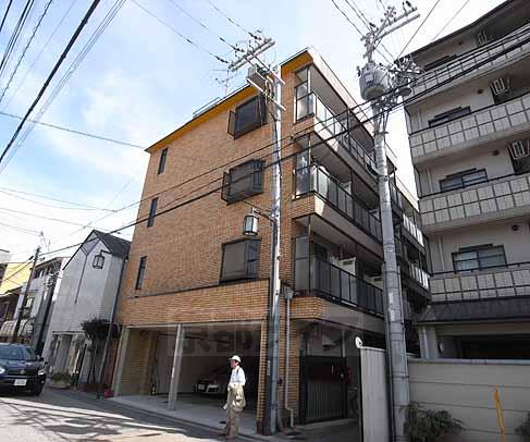 建物外観　マンションって感じですね。