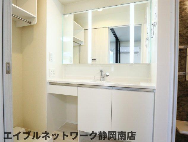 洗面設備　ゆったりとスペースのある洗面所