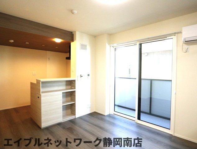 居室・リビング　こちらの居間で趣味の時間をお楽しみください