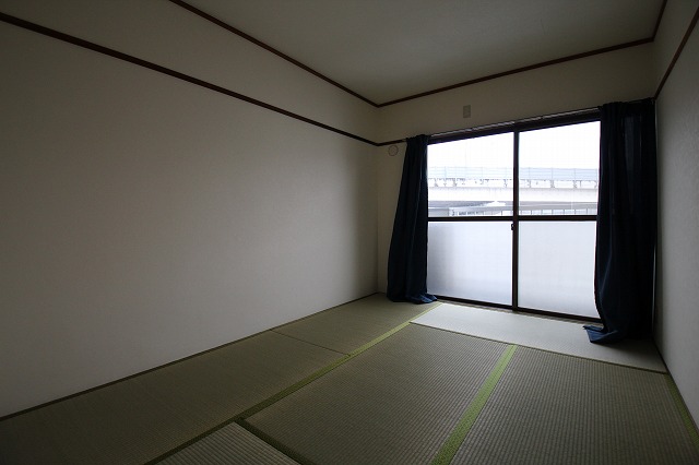 居室・リビング　同物件別室