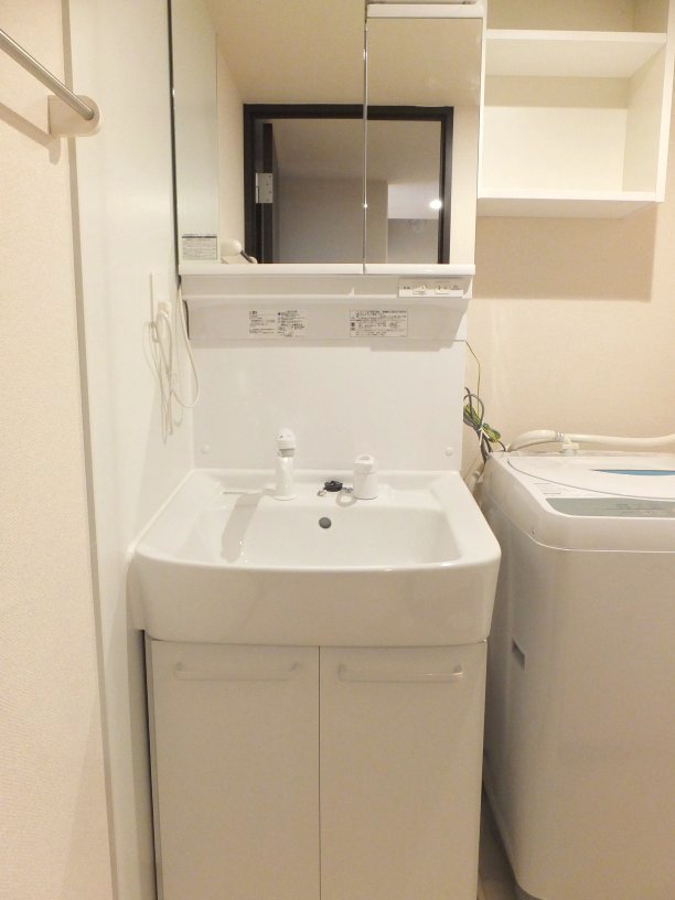 洗面設備　同タイプ室内・独立洗面台、洗濯機付き