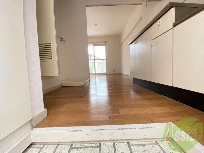 玄関　玄関です。少し狭いですが、傘立ても置けますね。