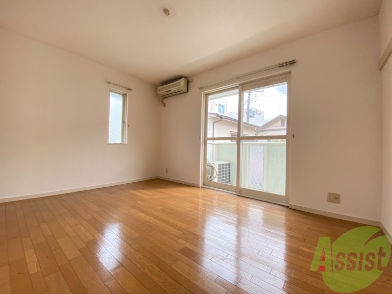 居室・リビング　メインの洋室です。広くて、とても明るい間取りです。