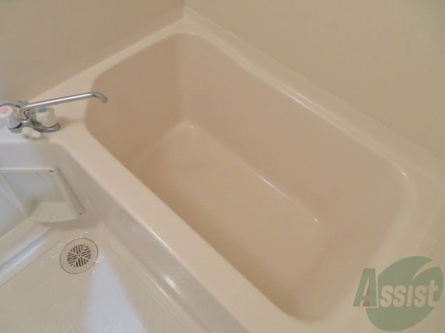 バス・シャワールーム　トイレと別になっており、ゆっくり入浴を楽しめます。