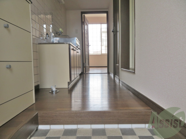 玄関　玄関をあけてすぐに室内が見えないのでプライバシーも守れます