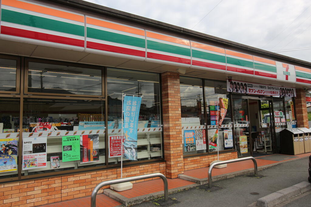 コンビニ　セブンイレブン新城杉山店（コンビニ）まで1215m