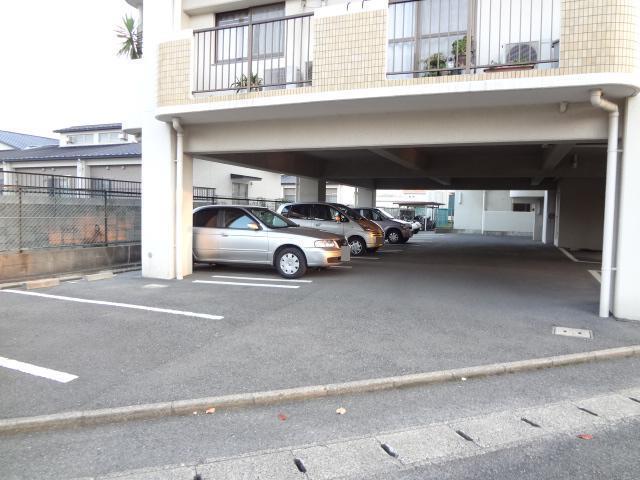 【北九州市八幡西区則松東のマンションの駐車場】