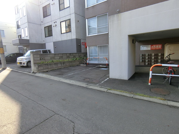 【札幌市厚別区厚別中央一条のマンションのエントランス】