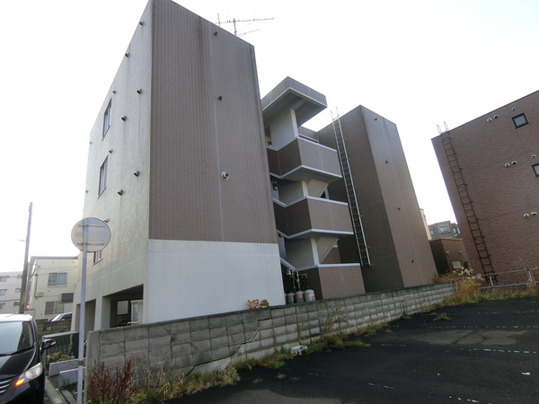 【札幌市厚別区厚別中央一条のマンションの建物外観】