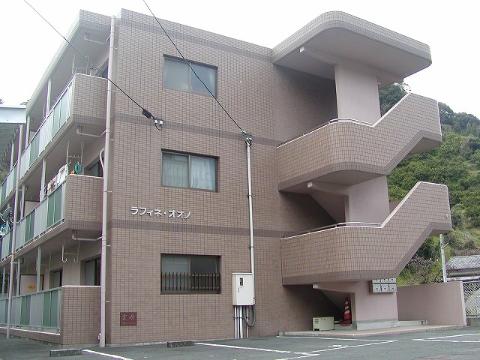 宇和島市高串のマンションの建物外観