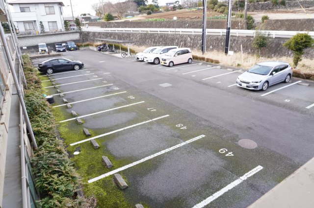 【ジュネスメゾンイノウエの駐車場】