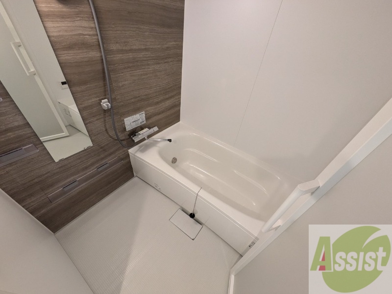 バス・シャワールーム　お風呂です。広々したバスでゆっくりくつろげます。