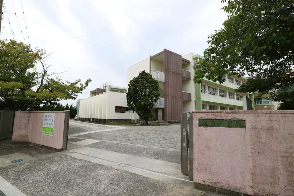 【飯塚市綱分のアパートの小学校】