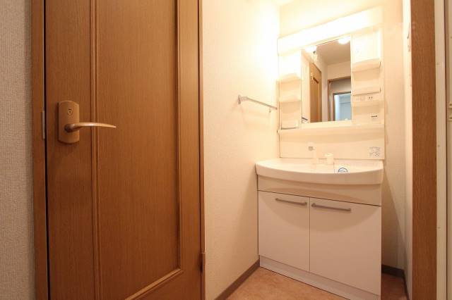 洗面設備　棚付きで使いやすい洗面台です