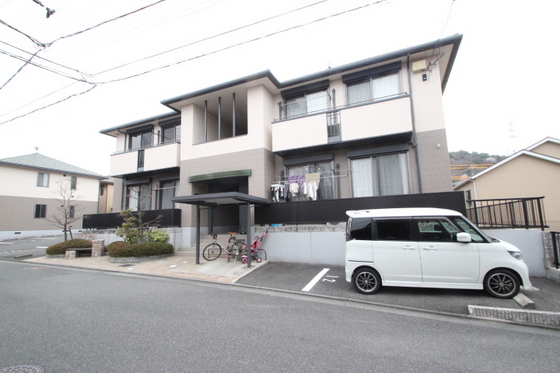 広島市西区高須台のアパートの建物外観