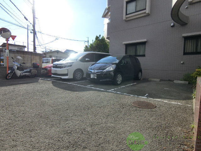 【摂津市鶴野のマンションの駐車場】