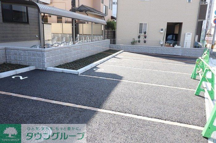 【エクセレント ヒルズの駐車場】