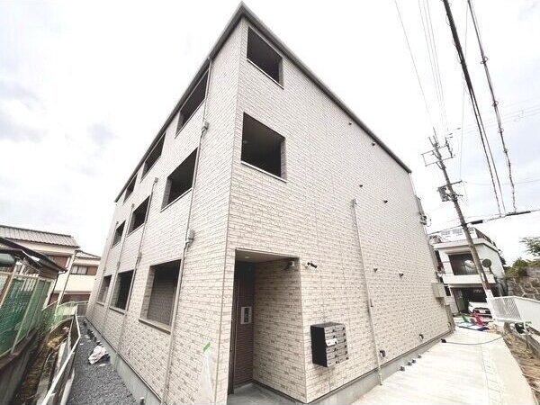 【枚方市津田元町のアパートの建物外観】