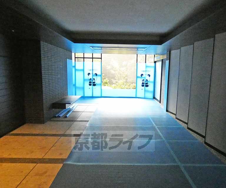 【京都市南区唐橋平垣町のマンションのエントランス】