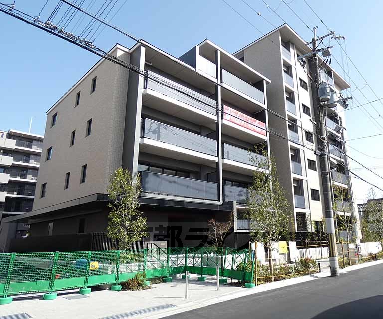 【京都市南区唐橋平垣町のマンションの建物外観】