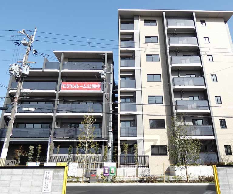 京都市南区唐橋平垣町のマンションの建物外観