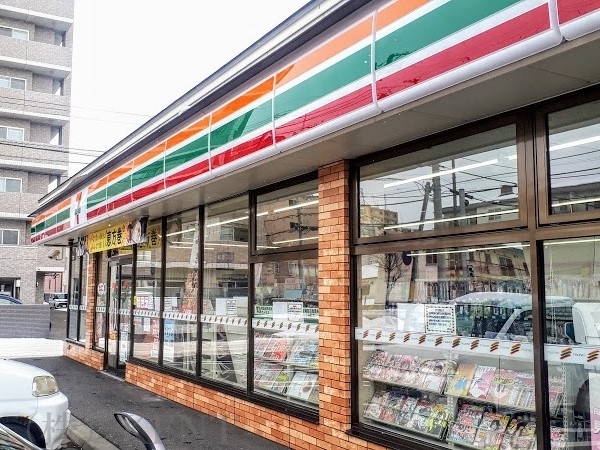 コンビニ　セブンイレブン札幌北7条西12丁目店（コンビニ）まで363m
