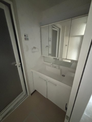 洗面設備　独立洗面台、朝の身支度には欠かせません