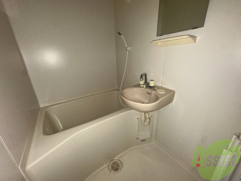 バス・シャワールーム　バスルームはちょうどいい広さの浴槽があり洗面台もあります