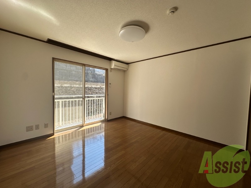 居室・リビング　８帖の洋室です。フローリングがキレイですね