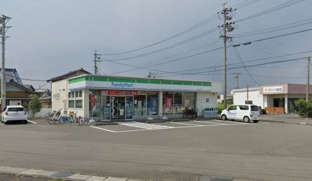 コンビニ　ファミリーマート（コンビニ）まで810m